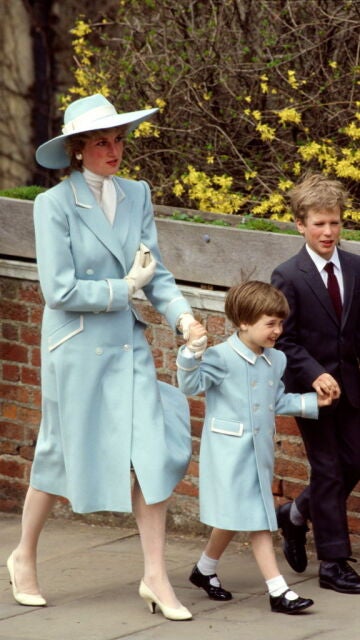 Diana de Gales junto su sobrino, Peter Phillips, y el príncipe Guillermo en la Pascua de 1987