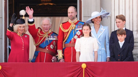 La familia real británica saluda desde el balcón de Buckingham en el Trooping the Colour
