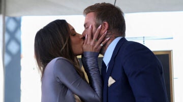 El beso de Victoria Beckham y David Beckham en el Paseo de la Fama de Hollywood