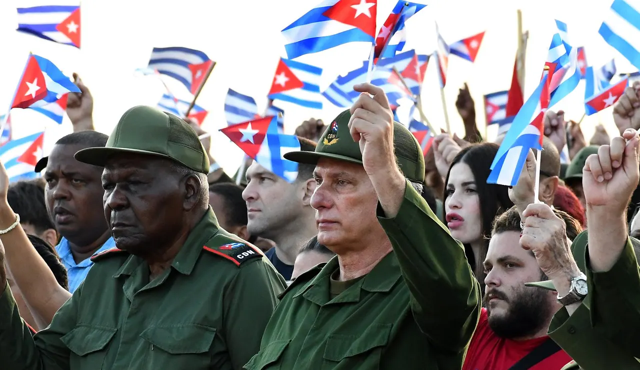 En el centro de la imagen, el presidente de Cuba, Miguel Díaz-Canel