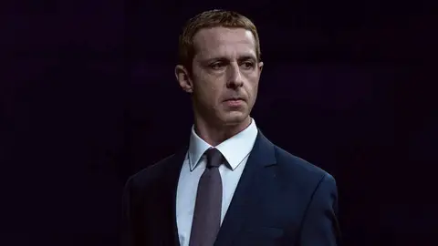 Jeremy Strong como Mark Zuckerberg en The Social Reckoning Jeremy Strong como Mark Zuckerberg en The Social Reckoning