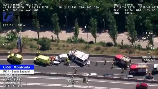 Herido el conductor de un coche tras caerle un microbús que se ha desprendido de una grúa Herido el conductor de un coche tras caerle un microbús que se ha desprendido de una grúa