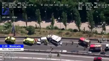 Herido el conductor de un coche tras caerle un microbús que se ha desprendido de una grúa Herido el conductor de un coche tras caerle un microbús que se ha desprendido de una grúa