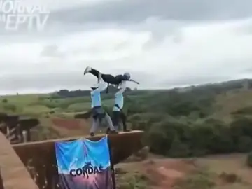 Muere una joven de 21 años haciendo puenting tras ser lanzada sin cuerda Muere una joven de 21 años haciendo puenting tras ser lanzada sin cuerda