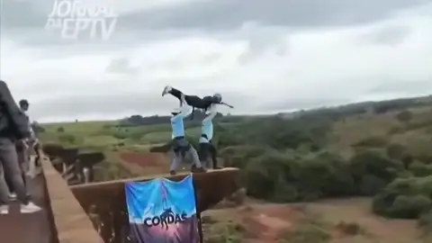 Muere una joven de 21 años haciendo puenting tras ser lanzada sin cuerda Muere una joven de 21 años haciendo puenting tras ser lanzada sin cuerda