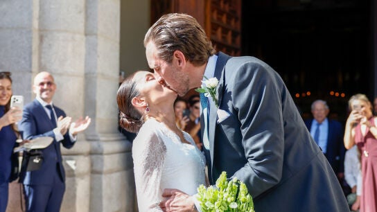 Amanda Lange y Friedrich von Sch&ouml;nburg se besan tras casarse