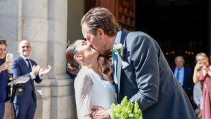 Amanda Lange y Friedrich von Sch&ouml;nburg se besan tras casarse