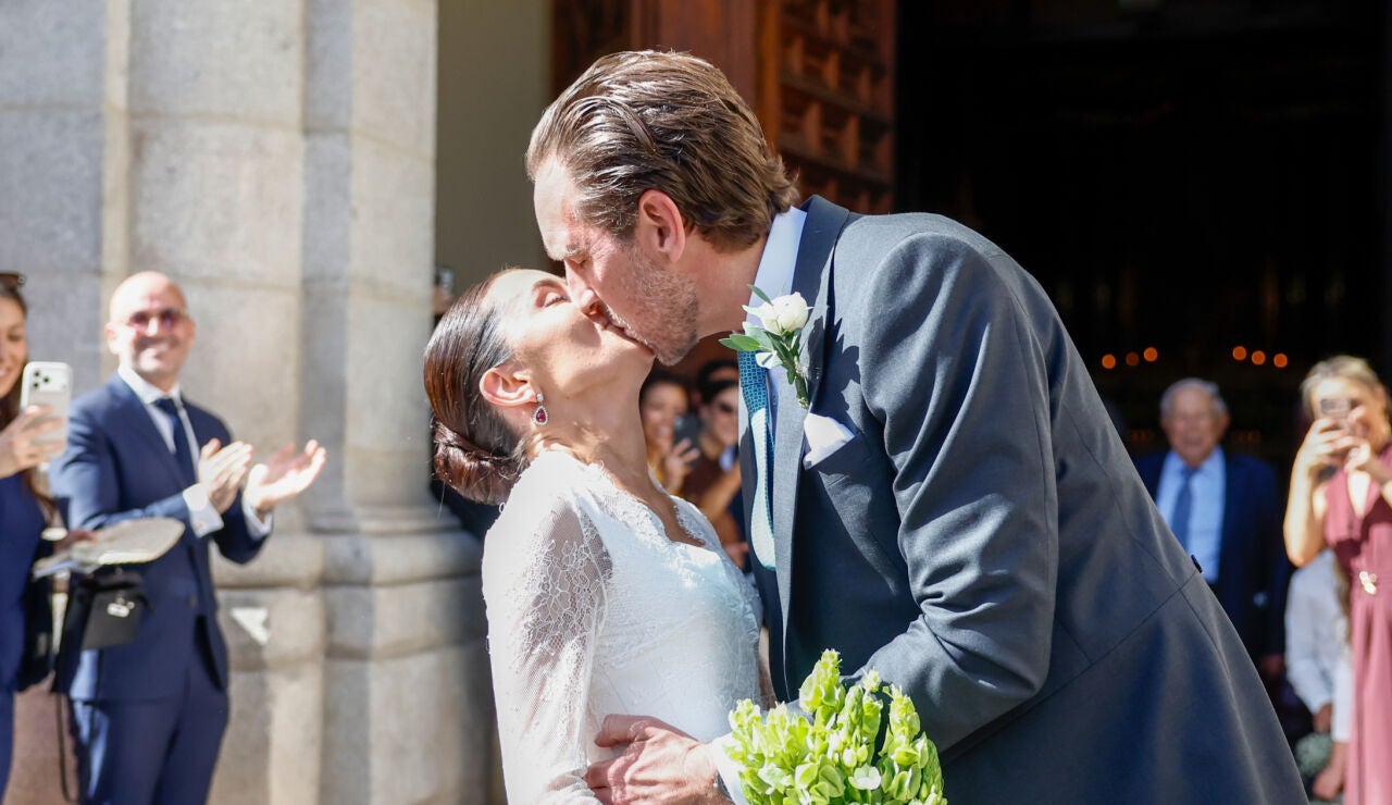 Amanda Lange y Friedrich von Sch&ouml;nburg se besan tras casarse
