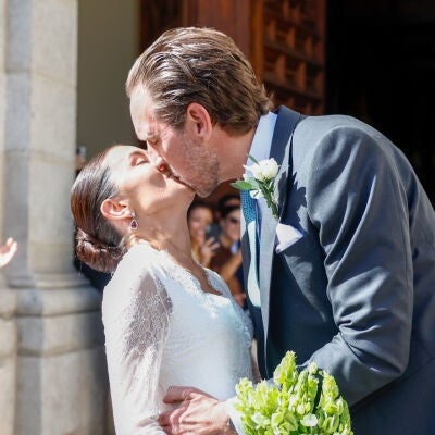 Amanda Lange y Friedrich von Sch&ouml;nburg se besan tras casarse