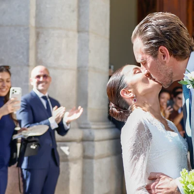 Amanda Lange y Friedrich von Schönburg se besan tras casarse