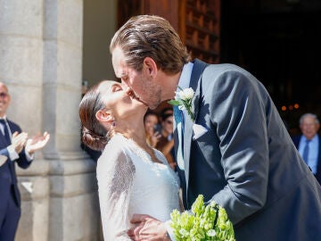 Amanda Lange y Friedrich von Sch&ouml;nburg se besan tras casarse