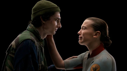 Finn Wolfhard y Millie Bobby Brown en el final de Stranger Things Finn Wolfhard y Millie Bobby Brown en el final de Stranger Things