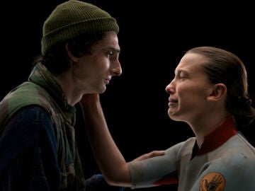 Finn Wolfhard y Millie Bobby Brown en el final de Stranger Things