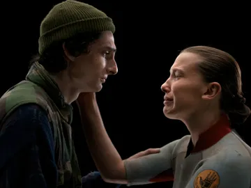 Finn Wolfhard y Millie Bobby Brown en el final de Stranger Things Finn Wolfhard y Millie Bobby Brown en el final de Stranger Things