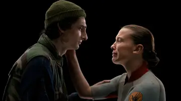 Finn Wolfhard y Millie Bobby Brown en el final de Stranger Things Finn Wolfhard y Millie Bobby Brown en el final de Stranger Things
