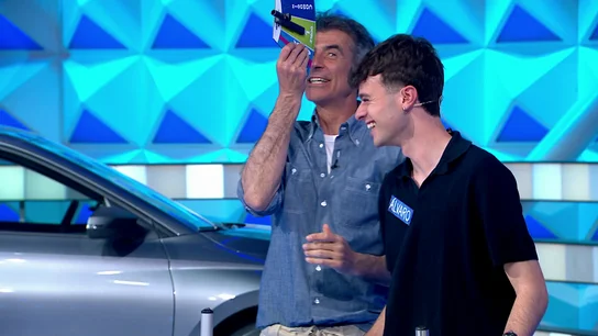 ¡Un momento épico! Álvaro se pone nervioso ¡y deja el supercomodín en el suelo! ¡Un momento épico! Álvaro se pone nervioso ¡y deja el supercomodín en el suelo!