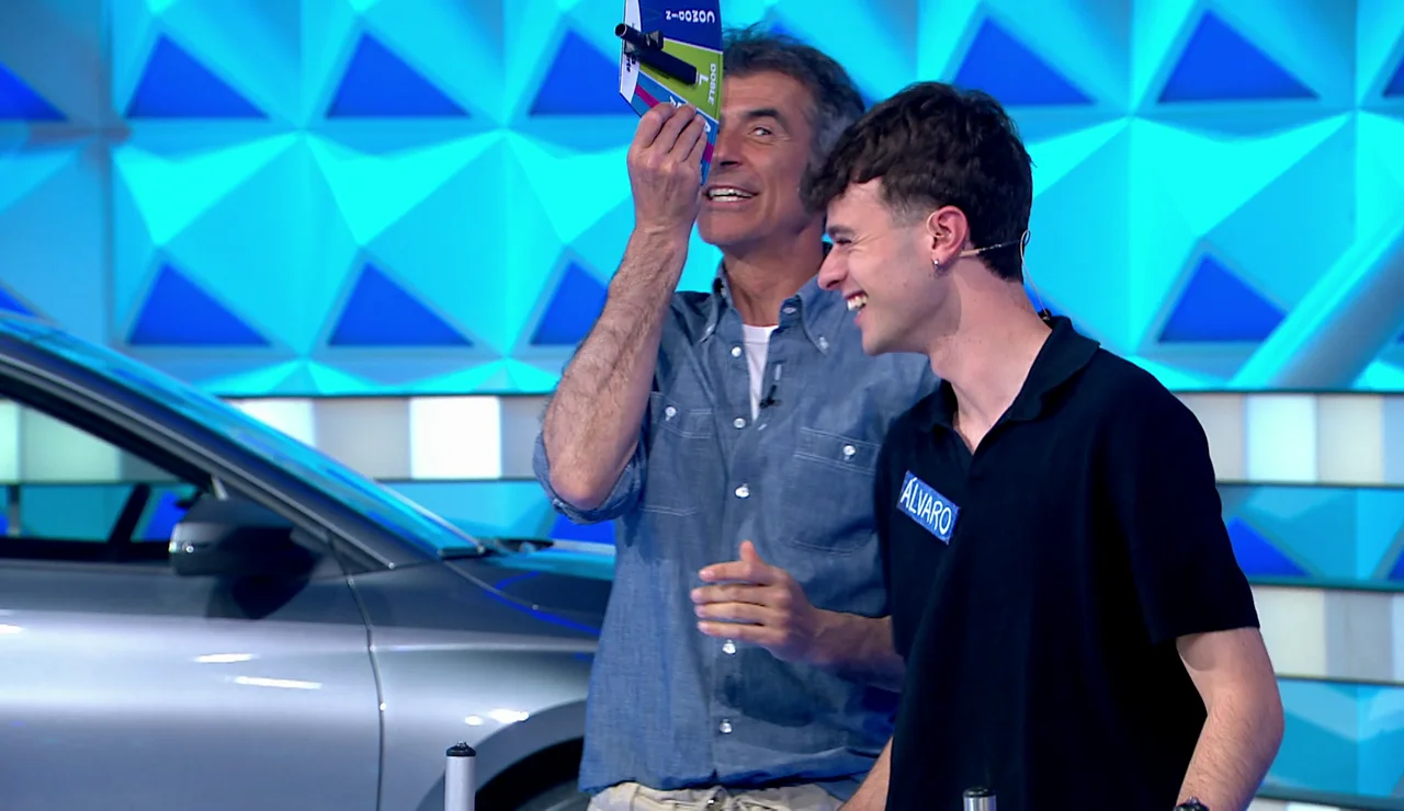 ¡Un momento épico! Álvaro se pone nervioso ¡y deja el supercomodín en el suelo!