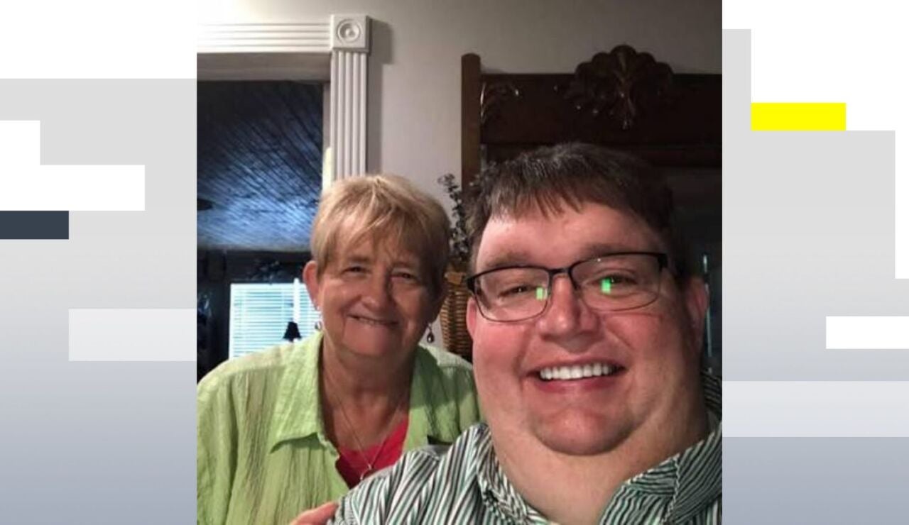 Imagen del youtuber John Davis junto a su madre