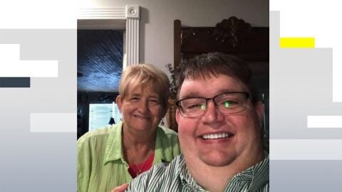 Imagen del youtuber John Davis junto a su madre