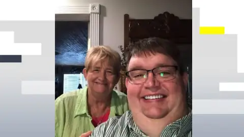 Imagen del youtuber John Davis junto a su madre Imagen del youtuber John Davis junto a su madre