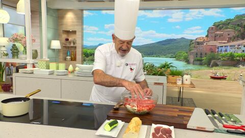 Adereza con aceite, vinagre y sal al gusto