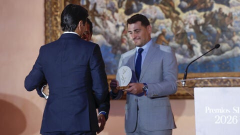 Iker Casillas dándole el premio a Fernando Verdasco