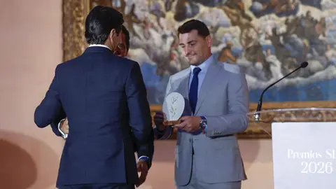 Iker Casillas dándole el premio a Fernando Verdasco Iker Casillas dándole el premio a Fernando Verdasco