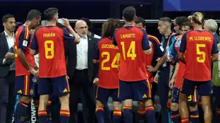 Luis de la Fuente da instrucciones a sus jugadores en una pausa de hidratación ante Cabo Verde Luis de la Fuente da instrucciones a sus jugadores en una pausa de hidratación ante Cabo Verde