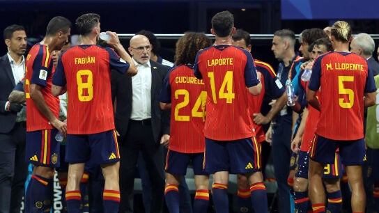 Luis de la Fuente da instrucciones a sus jugadores en una pausa de hidrataci&oacute;n ante Cabo Verde