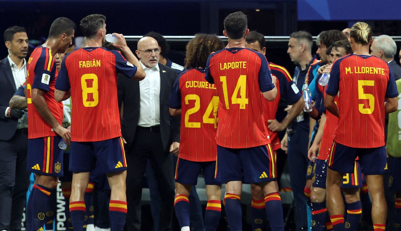 Luis de la Fuente da instrucciones a sus jugadores en una pausa de hidrataci&oacute;n ante Cabo Verde