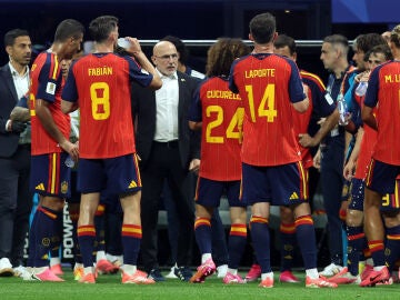 Luis de la Fuente da instrucciones a sus jugadores en una pausa de hidrataci&oacute;n ante Cabo Verde