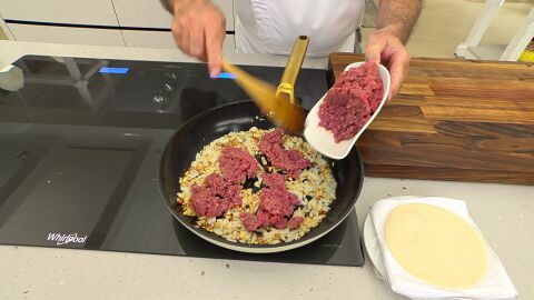 Salpimienta y deja que se vaya cocinando