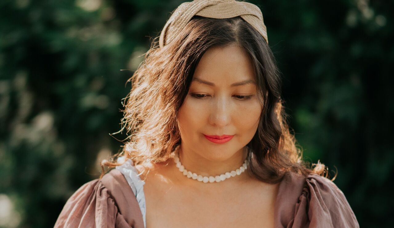Mujer con una diadema de rafia