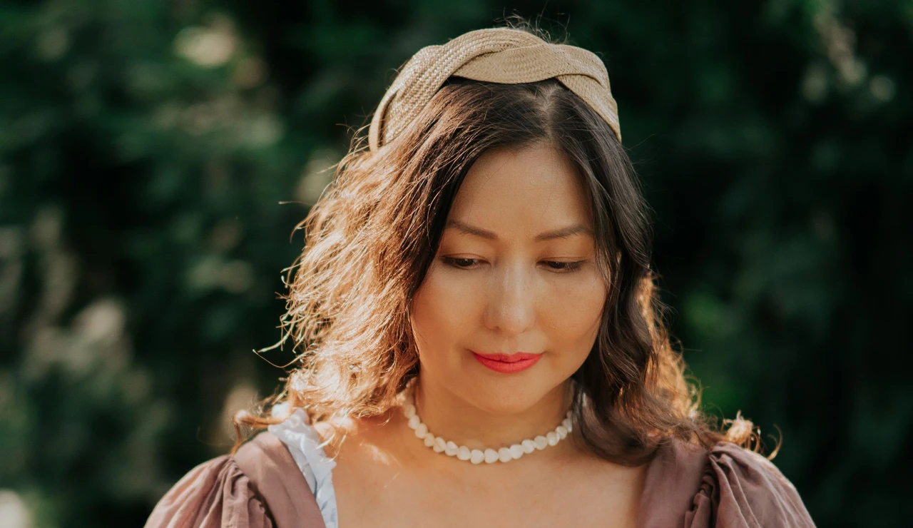 Mujer con una diadema de rafia