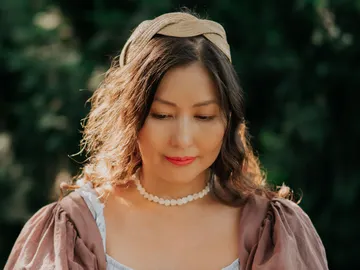 Mujer con una diadema de rafia Mujer con una diadema de rafia