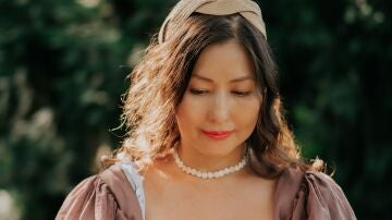Mujer con una diadema de rafia