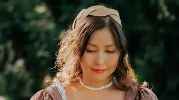 Mujer con una diadema de rafia Mujer con una diadema de rafia