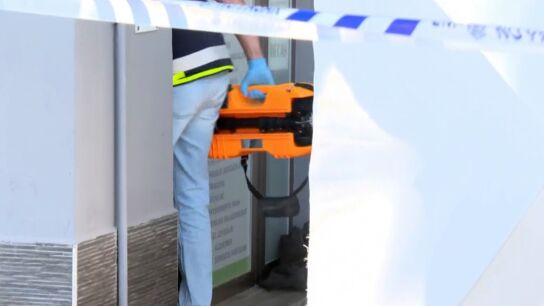 Imagen de los agentes accediendo al interior de la cl&iacute;nica donde han sucedido los hechos 