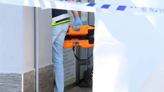 Imagen de los agentes accediendo al interior de la clínica donde han sucedido los hechos Imagen de los agentes accediendo al interior de la clínica donde han sucedido los hechos
