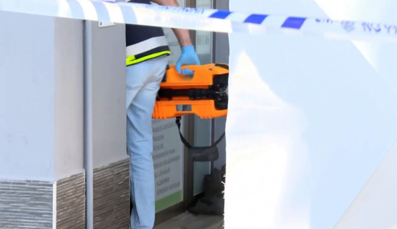 Imagen de los agentes accediendo al interior de la cl&iacute;nica donde han sucedido los hechos 