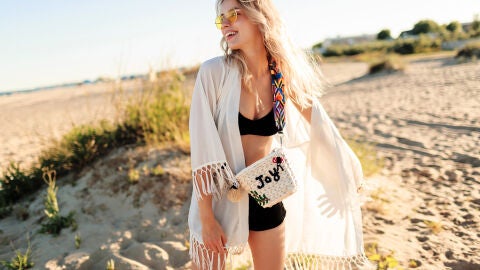 Mujer en la playa con look veraniego