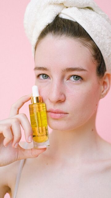 Mujer con su skincare