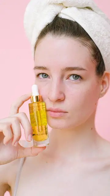 Mujer con su skincare Mujer con su skincare