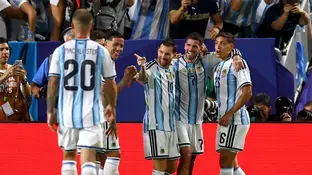 Leo Messi celebra uno de sus tres goles ante Argelia Leo Messi celebra uno de sus tres goles ante Argelia