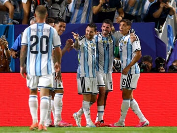 Leo Messi celebra uno de sus tres goles ante Argelia