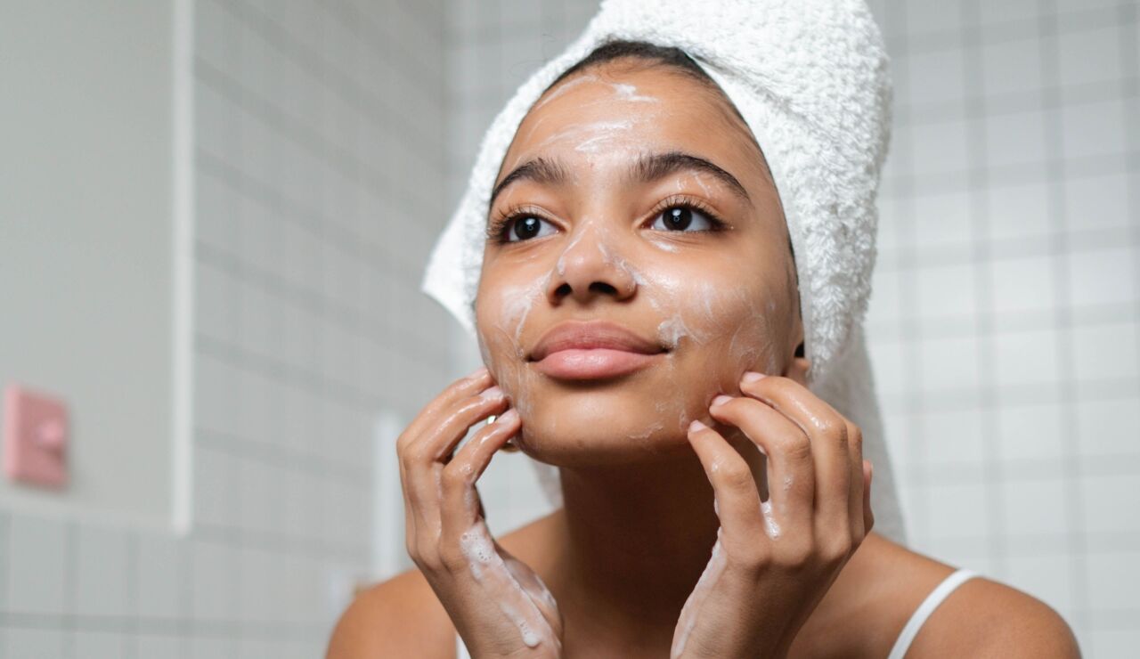 Mujer haci&eacute;ndose el skincare
