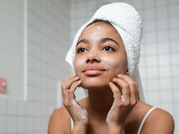 Mujer haci&eacute;ndose el skincare