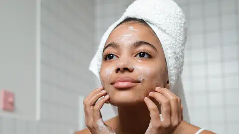 Mujer haciéndose el skincare Mujer haciéndose el skincare