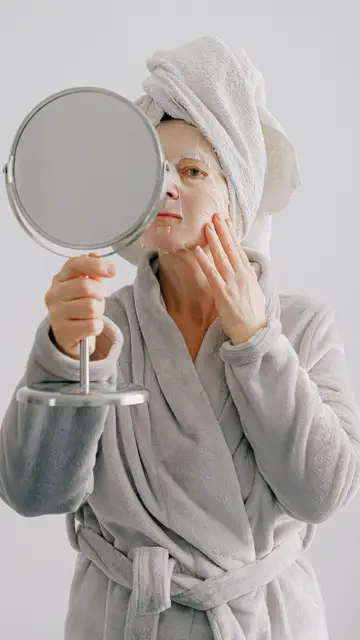 Mujer haciéndose skincare Mujer haciéndose skincare
