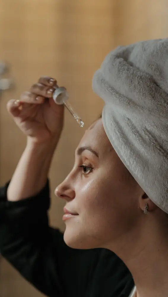 Mujer haciéndose skincare Mujer haciéndose skincare